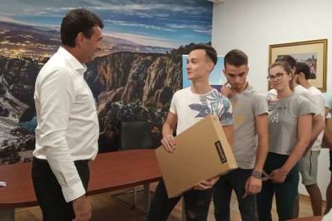 Imotski poklonio laptope svojim maturantima