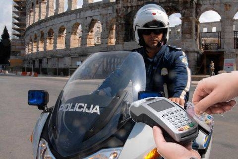 Policija od srpnja kazne uživo naplaćuje isključivo karticama!