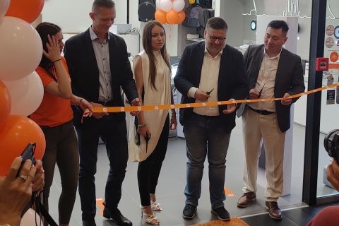 Gužva pred redizajniranim Xiaomi Storeom u Areni