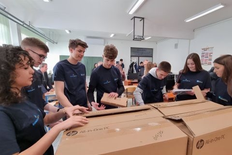 Digitalna Dalmacija donirala računala školama u Imotskom i Sinju